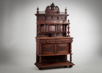 Антикварный поставец с замысловатой резьбой в стиле Ренессанс код. RM4144474