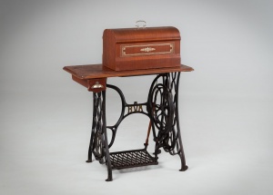 картинка Антикварная швейная машина Husqvarna салоне старинных вещей "Шебби" являющийся официальным дистрибьютором в России и Беларуси