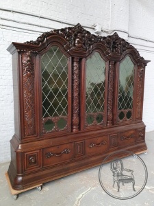 картинка Антикварный книжный шкаф с витражами и объемной резьбой салоне старинных вещей "Шебби" являющийся официальным дистрибьютором в России и Беларуси