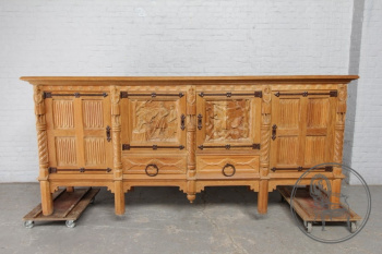 Антикварный комод из дуба с сюжетной резьбой в готическом стиле код. BE5941