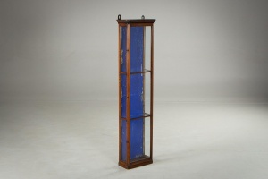 картинка Антикварная ореховая подвесная витрина салоне старинных вещей "Шебби" являющийся официальным дистрибьютором в России и Беларуси