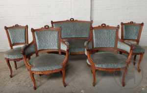 картинка Антикварный комплект мягкой мебели из ореха с обивкой в серо-голубых тонах салоне старинных вещей "Шебби" являющийся официальным дистрибьютором в России и Беларуси