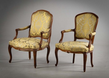 Старинные кресла (2 шт.) со "спинкой королевы" и рельефной резьбой на сводах спинок, царгах, у вершин ножек код.&nbsp;RM4165556