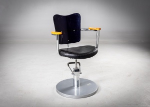 картинка Старинное парикмахерское кресло с элементами индустриального дизайна. салоне старинных вещей "Шебби" являющийся официальным дистрибьютором в России и Беларуси