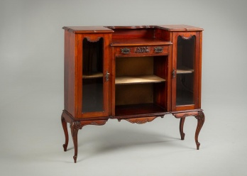 Антикварный сервант с распашными дверцами и гнутыми ножками код. RM4119894