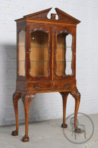 картинка Антикварная витрина салоне старинных вещей "Шебби" являющийся официальным дистрибьютором в России и Беларуси