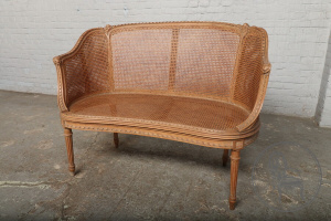 картинка Антикварное канапе из ореха и ротанга салоне старинных вещей "Шебби" являющийся официальным дистрибьютором в России и Беларуси