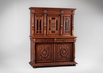 Антикварный буфет из красного дерева с резными филенками код. RM4136314