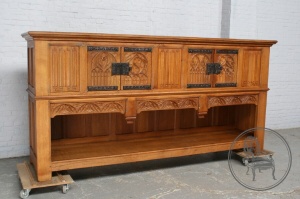 картинка Антикварный комод в готическом стиле салоне старинных вещей "Шебби" являющийся официальным дистрибьютором в России и Беларуси