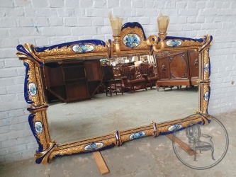 Старинное итальянское зеркало из фарфора с двумя бра код. BE4164426