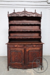 картинка Антикварный посудный шкаф с резными цветами и шпилями салоне старинных вещей "Шебби" являющийся официальным дистрибьютором в России и Беларуси