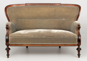 картинка Старинный диван салоне старинных вещей "Шебби" являющийся официальным дистрибьютором в России и Беларуси