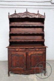 Антикварный посудный шкаф с резными цветами и шпилями код. BE4097545