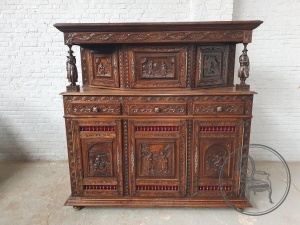 картинка Антикварный дубовый поставец в бретонском стиле салоне старинных вещей "Шебби" являющийся официальным дистрибьютором в России и Беларуси