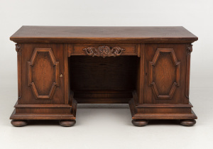 картинка Старинный письменный стол салоне старинных вещей "Шебби" являющийся официальным дистрибьютором в России и Беларуси