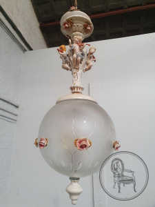 картинка Старинная люстра с фарфоровыми ангелочками салоне старинных вещей "Шебби" являющийся официальным дистрибьютором в России и Беларуси