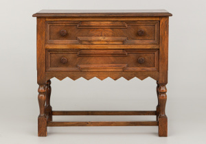 картинка Старинная тумбочка салоне старинных вещей "Шебби" являющийся официальным дистрибьютором в России и Беларуси