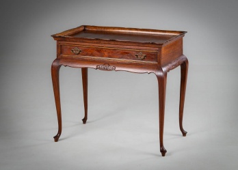 Старинный консольный столик с выдвижным ящиком код. RM4140441