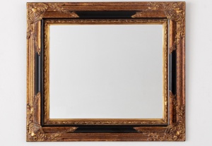 картинка Старинное зеркало в резной деревянной раме салоне старинных вещей "Шебби" являющийся официальным дистрибьютором в России и Беларуси