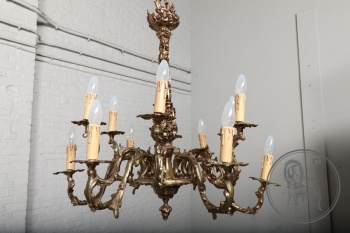 Антикварная люстра, декорированная бронзовыми гроздьями винограда код. BE4097182