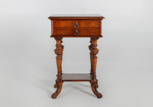 картинка Старинный косметический столик салоне старинных вещей "Шебби" являющийся официальным дистрибьютором в России и Беларуси