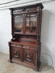 картинка Антикварный буфет с резьбой в охотничьем стиле салоне старинных вещей "Шебби" являющийся официальным дистрибьютором в России и Беларуси