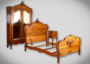 картинка Антикварный комплект мебели для спальни: кровать, гардероб с зеркальными дверцами и комод салоне старинных вещей "Шебби" являющийся официальным дистрибьютором в России и Беларуси