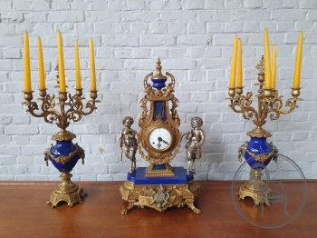 Старинные каминные часы, с канделябрами, декорированные скульптурами путти код.&nbsp;BE4165369