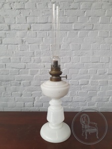 картинка Антикварная керосиновая лампа из опалового стекла салоне старинных вещей "Шебби" являющийся официальным дистрибьютором в России и Беларуси