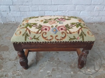 Антикварный пуфик с гобеленовой обивкой код. BE4097628