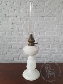 Антикварная керосиновая лампа из опалового стекла код. BE107479