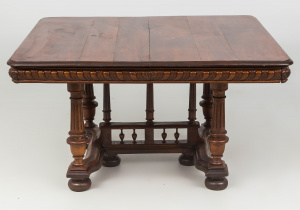 картинка Антикварный стол салоне старинных вещей "Шебби" являющийся официальным дистрибьютором в России и Беларуси