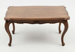 картинка Старинный столик салоне старинных вещей "Шебби" являющийся официальным дистрибьютором в России и Беларуси