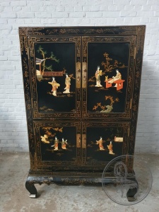 картинка Старинный китайский комод с инкрустацией и бронзовыми накладками салоне старинных вещей "Шебби" являющийся официальным дистрибьютором в России и Беларуси