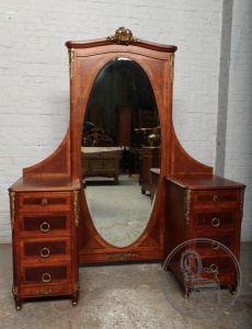 картинка Антикварный комод с зеркалом, бронзовой короной и литыми накладками салоне старинных вещей "Шебби" являющийся официальным дистрибьютором в России и Беларуси