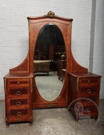Антикварный комод с зеркалом, бронзовой короной и литыми накладками код. BE4096990