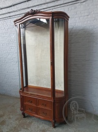 Антикварная витрина из красного дерева с резной короной код. BE4097701