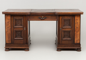 картинка Антикварный письменный стол салоне старинных вещей "Шебби" являющийся официальным дистрибьютором в России и Беларуси