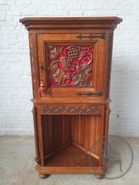 Антикварный угловой шкаф с растительной резьбой код. BE4165316