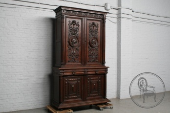 Антикварный ореховый шкаф с объемной геральдической резьбой код. BE4096833