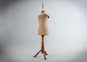 картинка Старинный немецкий манекен салоне старинных вещей "Шебби" являющийся официальным дистрибьютором в России и Беларуси