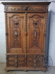 картинка Антикварный шкаф, декорированный резьбой в охотничьей тематике салоне старинных вещей "Шебби" являющийся официальным дистрибьютором в России и Беларуси