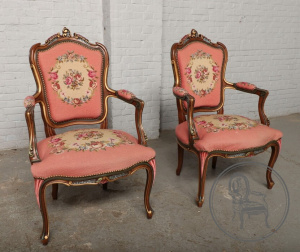 картинка Антикварные кресла (2 шт.) из ореха с гобеленом салоне старинных вещей "Шебби" являющийся официальным дистрибьютором в России и Беларуси