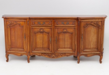 Старинный комод с маркетри, декорированный рельефной орнаментальной резьбой код.&nbsp;RM4100970