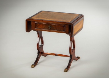Антикварный английский раскладной столик с выдвижным ящиком код.&nbsp;RM4158790
