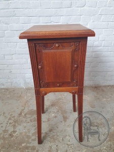 картинка Антикварная дубовая тумбочка с вензельной резьбой салоне старинных вещей "Шебби" являющийся официальным дистрибьютором в России и Беларуси