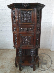 Антикварный поставец с рельефным изображением человеческих фигур код. BE107507