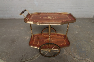 картинка Старинный сервировочный столик салоне старинных вещей "Шебби" являющийся официальным дистрибьютором в России и Беларуси