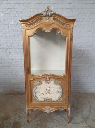 Старинная витрина с резной короной и полихромным декором код. BE4097746