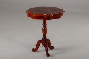 картинка Старинный приставной столик со столешницей, декорированной с технике маркетри салоне старинных вещей "Шебби" являющийся официальным дистрибьютором в России и Беларуси